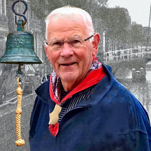 Klompenmaker Koos Vreeswijk belluider op de kaasmarkt van 10 juni